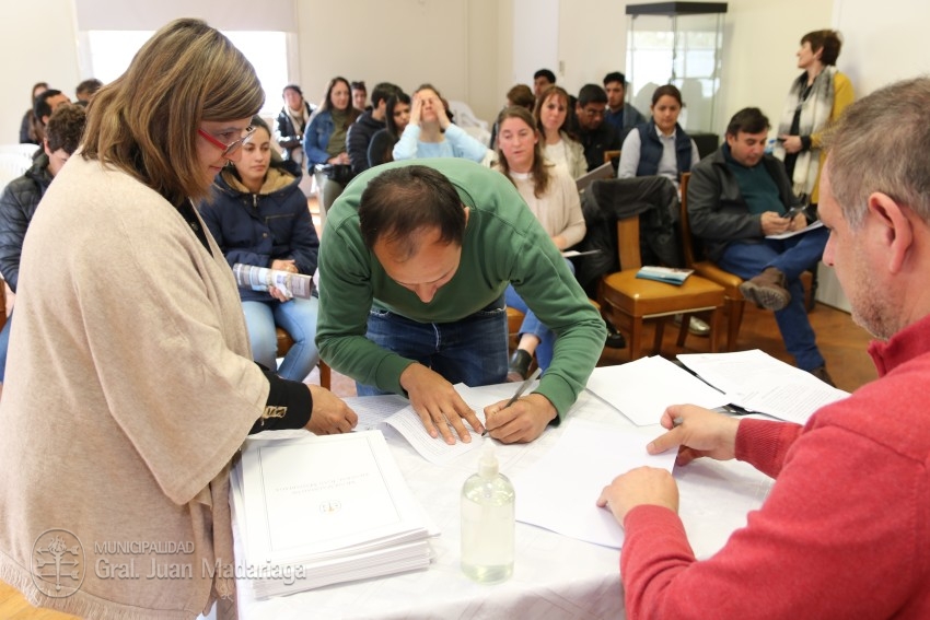 Hoy 40 vecinos firmaron los boletos de compra venta de sus lotes