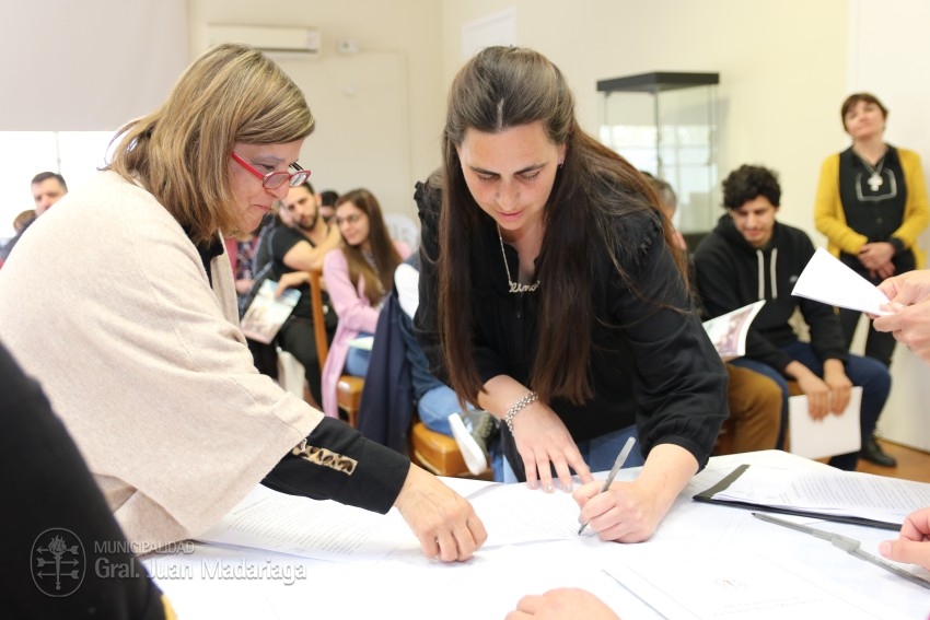 Hoy 40 vecinos firmaron los boletos de compra venta de sus lotes