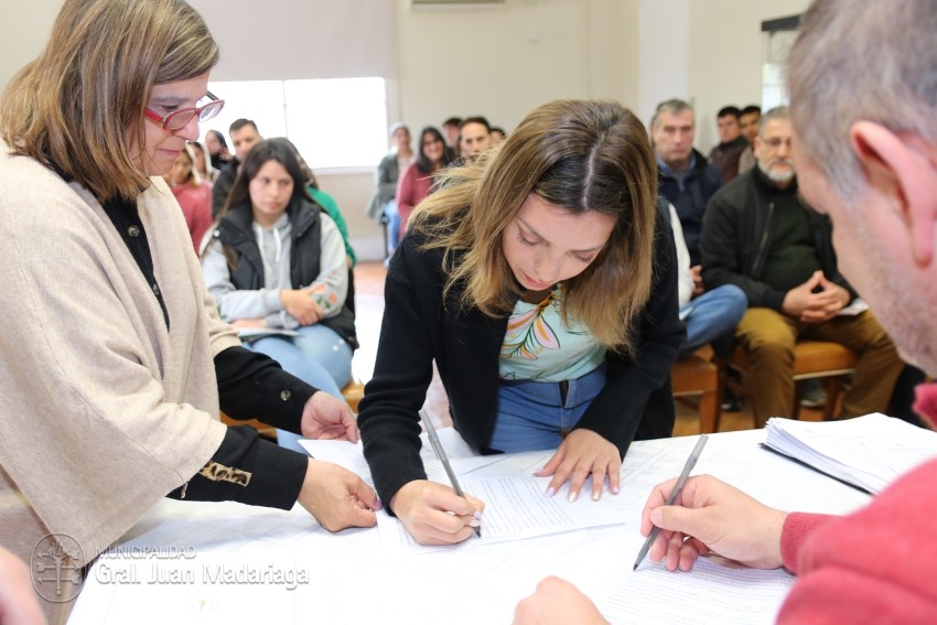 Hoy 40 vecinos firmaron los boletos de compra venta de sus lotes
