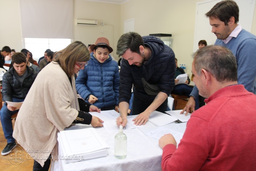 Hoy 40 vecinos firmaron los boletos de compra venta de sus lotes