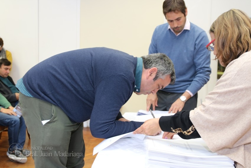 Hoy 40 vecinos firmaron los boletos de compra venta de sus lotes