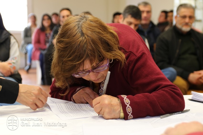Hoy 40 vecinos firmaron los boletos de compra venta de sus lotes