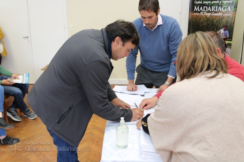 Hoy 40 vecinos firmaron los boletos de compra venta de sus lotes