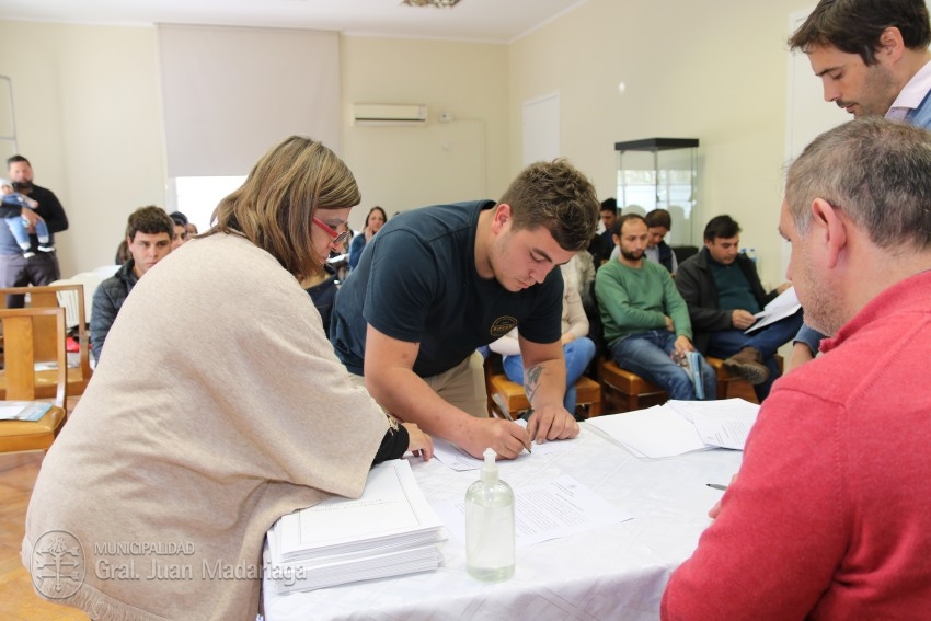 Hoy 40 vecinos firmaron los boletos de compra venta de sus lotes