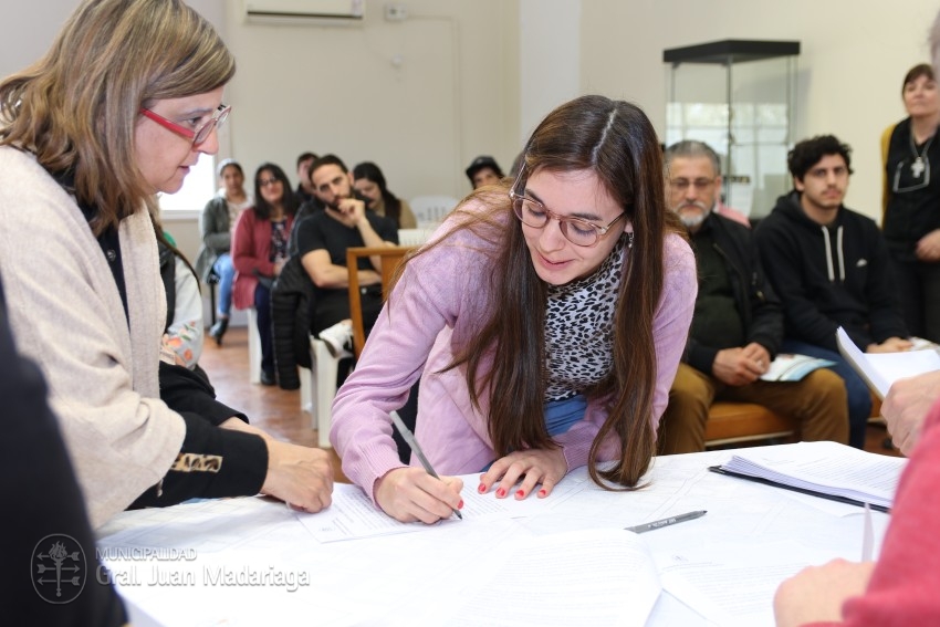 Hoy 40 vecinos firmaron los boletos de compra venta de sus lotes
