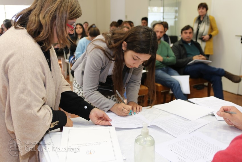 Hoy 40 vecinos firmaron los boletos de compra venta de sus lotes