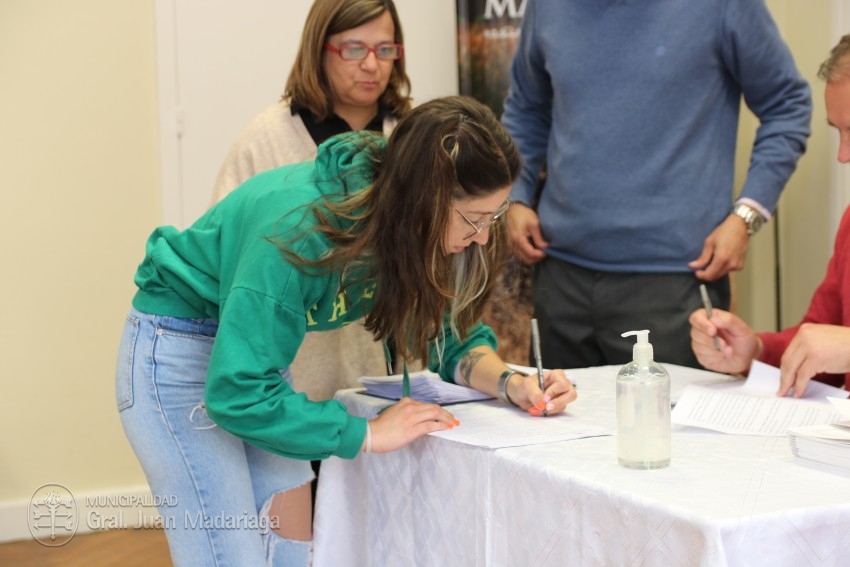 Hoy 40 vecinos firmaron los boletos de compra venta de sus lotes