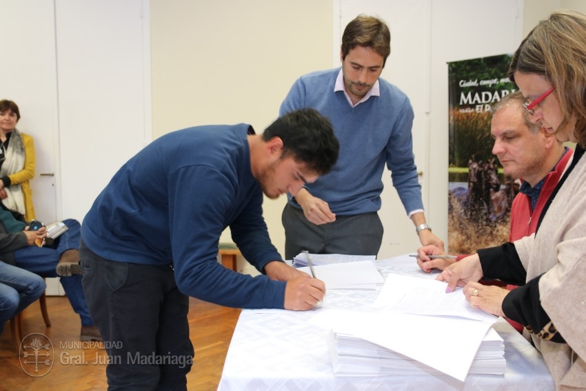 Hoy 40 vecinos firmaron los boletos de compra venta de sus lotes