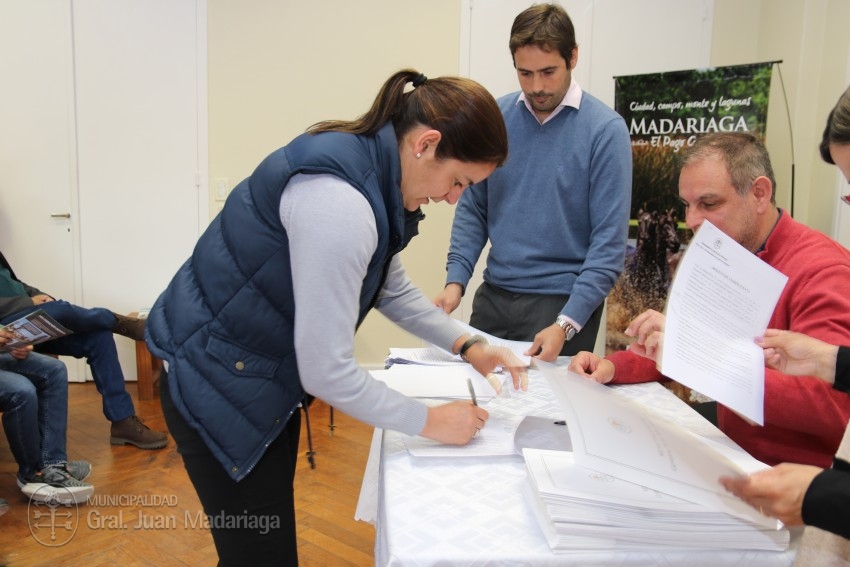 Hoy 40 vecinos firmaron los boletos de compra venta de sus lotes