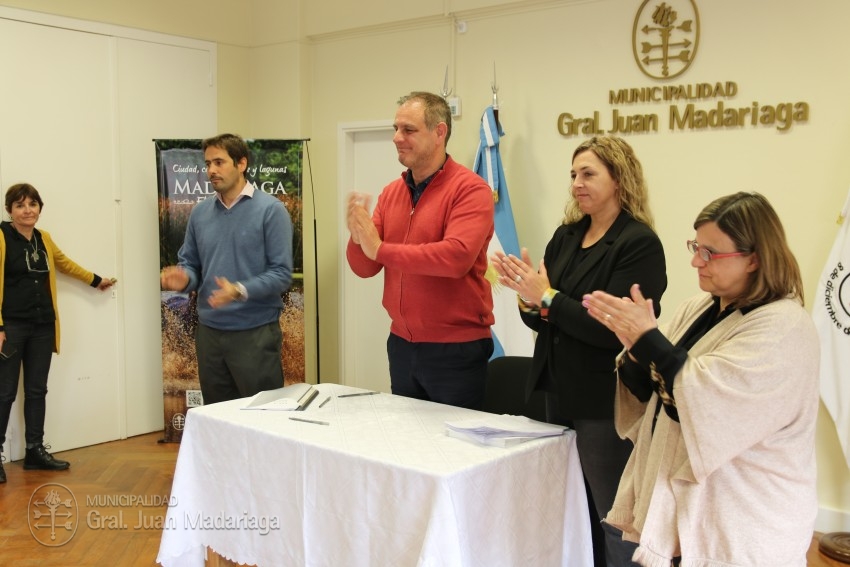 Hoy 40 vecinos firmaron los boletos de compra venta de sus lotes