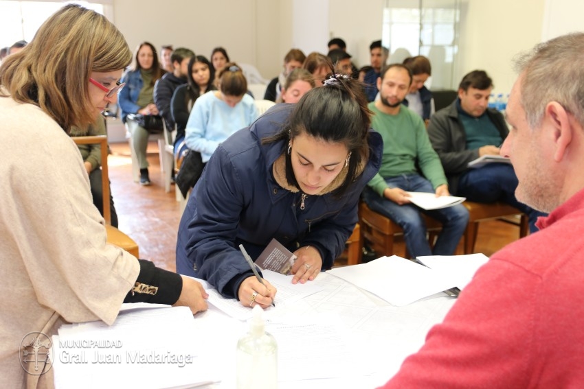 Hoy 40 vecinos firmaron los boletos de compra venta de sus lotes