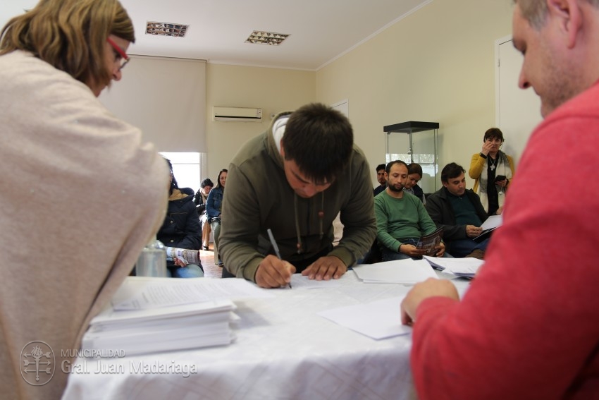 Hoy 40 vecinos firmaron los boletos de compra venta de sus lotes