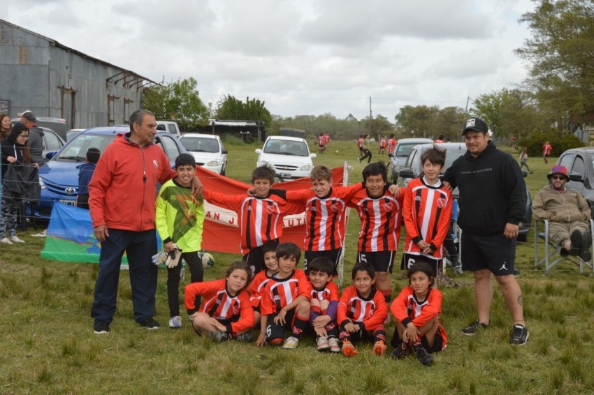 M�s de 100 chicos participaron del primer Encuentro de Escuelitas de F