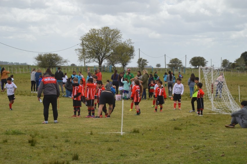 M�s de 100 chicos participaron del primer Encuentro de Escuelitas de F