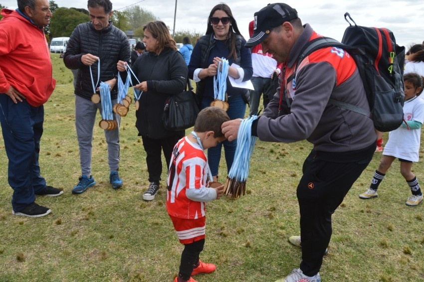 M�s de 100 chicos participaron del primer Encuentro de Escuelitas de F