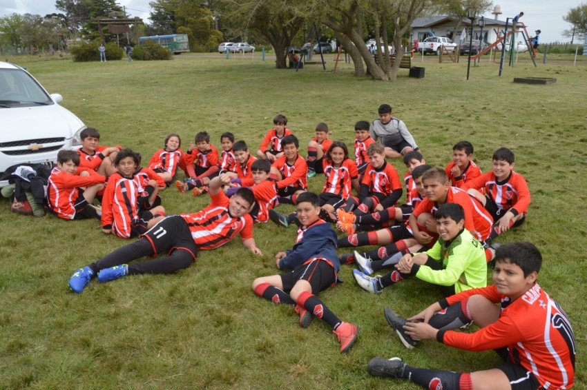 M�s de 100 chicos participaron del primer Encuentro de Escuelitas de F