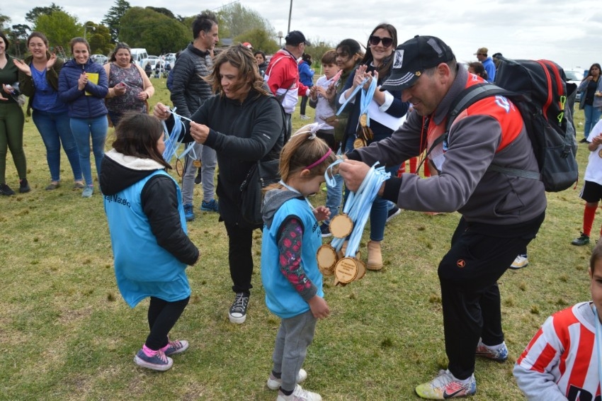 M�s de 100 chicos participaron del primer Encuentro de Escuelitas de F