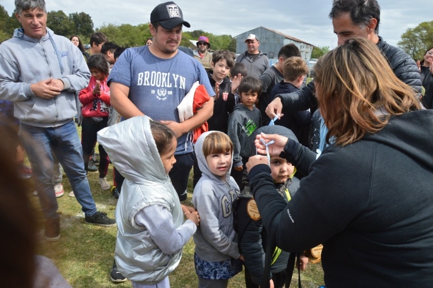 M�s de 100 chicos participaron del primer Encuentro de Escuelitas de F