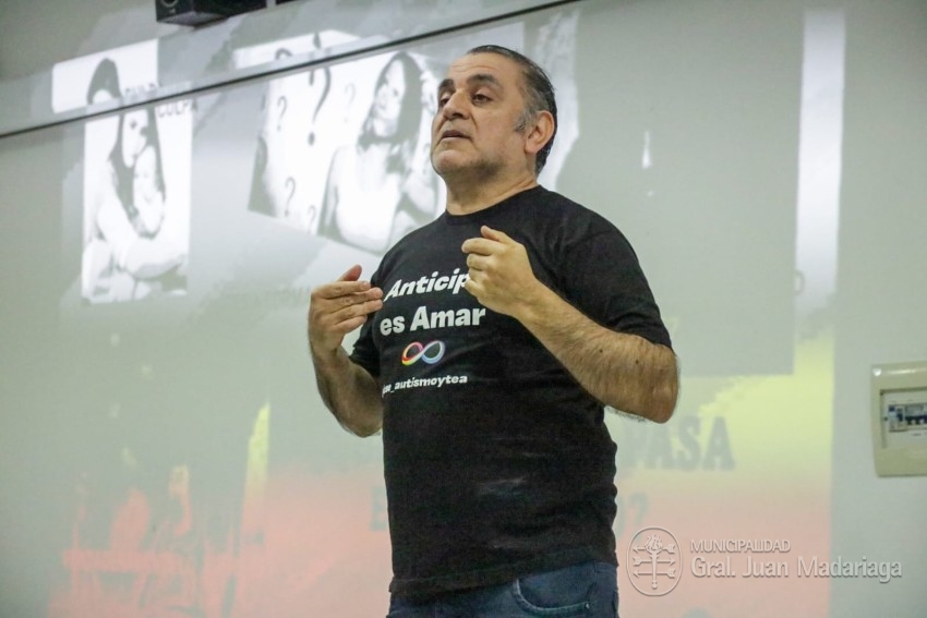 Jos Mara Cirelli disert sobre Autismo