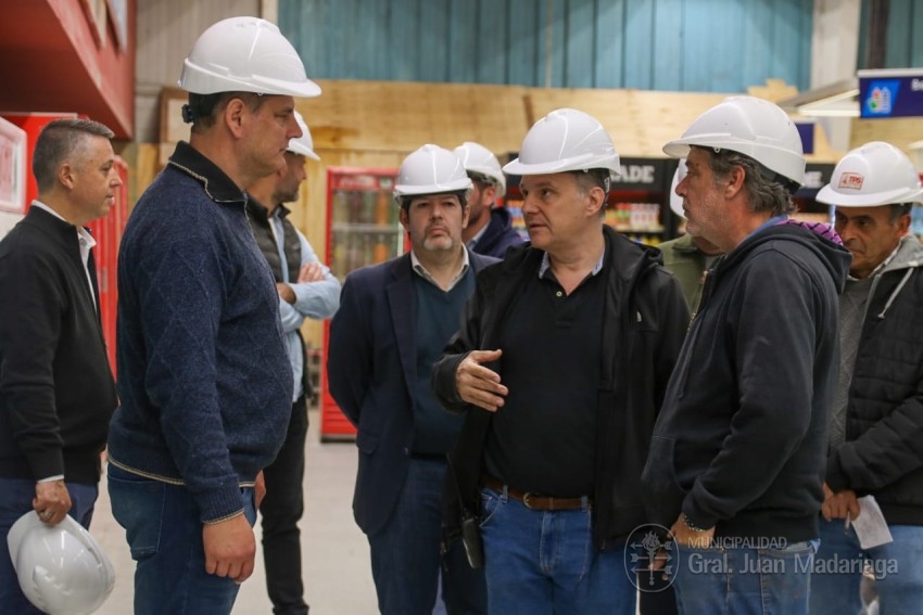 Santoro visit la obra de ampliacin de Coto y adelant que su inaugur