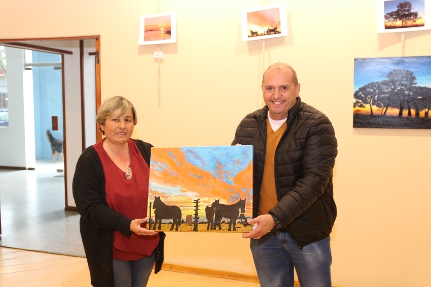 Con la donacin de los cuadros finaliz la muestra de Arte y Fotograf