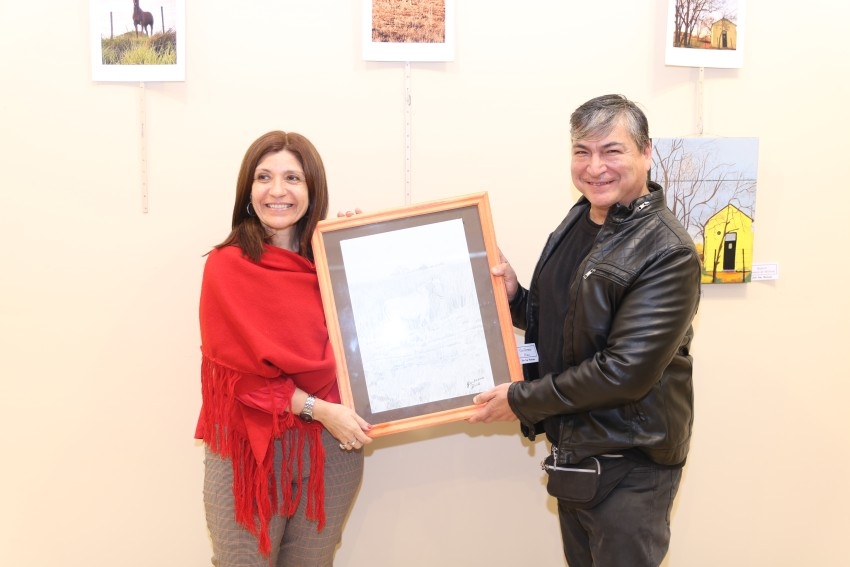 Con la donacin de los cuadros finaliz la muestra de Arte y Fotograf