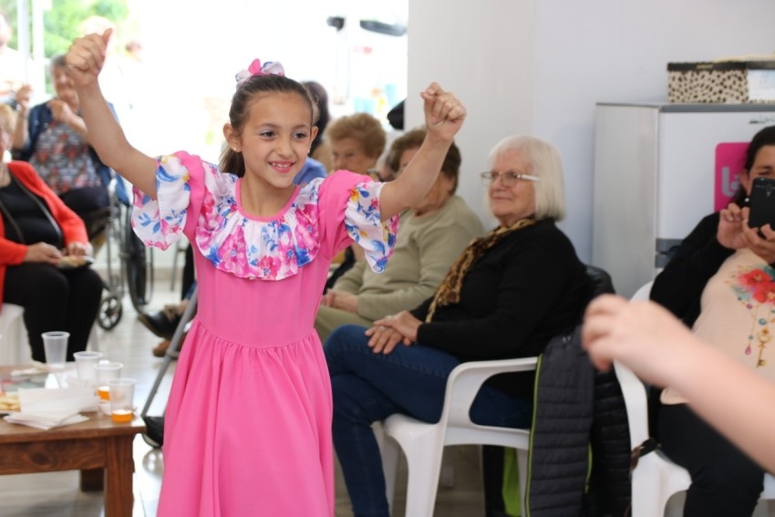 Los abuelos del Hogar La Sagrada Familia festejaron el mes de la famil