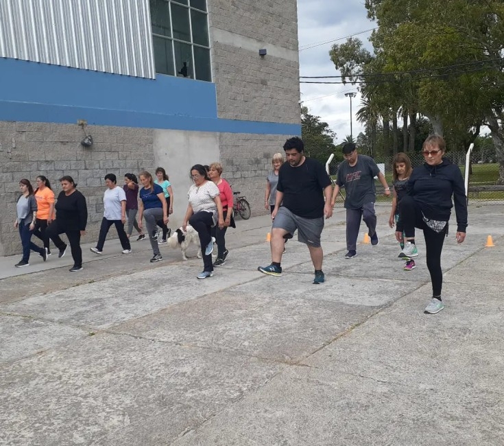 Comenzaron las clases de caminatas simples y estiramientos