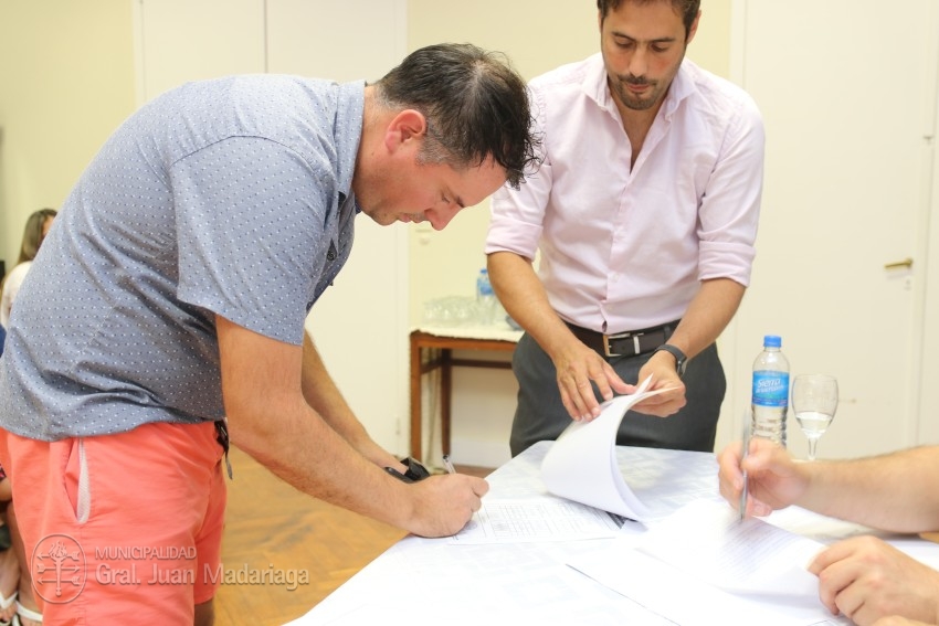 Otras 53 familias firmaron el boleto de compra venta de sus lotes