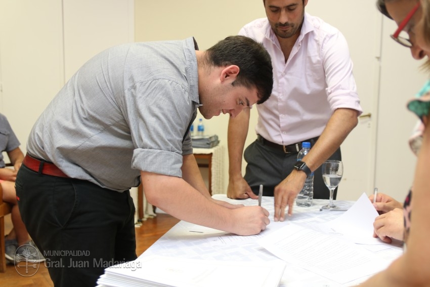 Otras 53 familias firmaron el boleto de compra venta de sus lotes