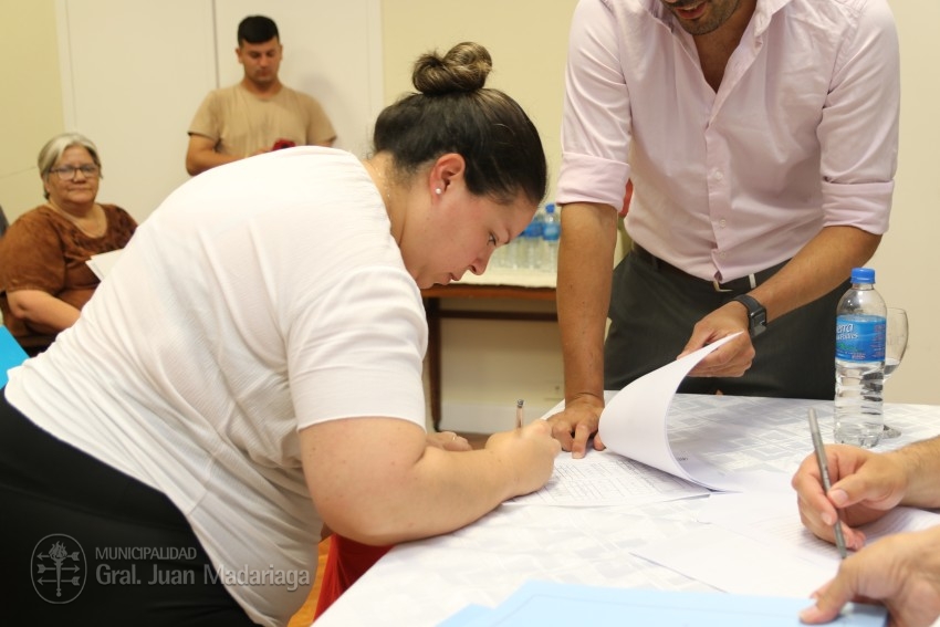 Otras 53 familias firmaron el boleto de compra venta de sus lotes