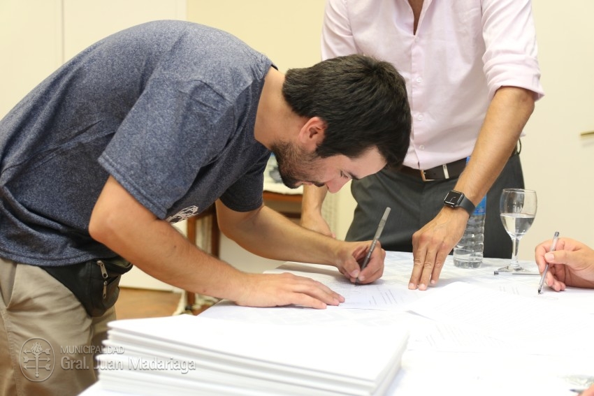 Otras 53 familias firmaron el boleto de compra venta de sus lotes