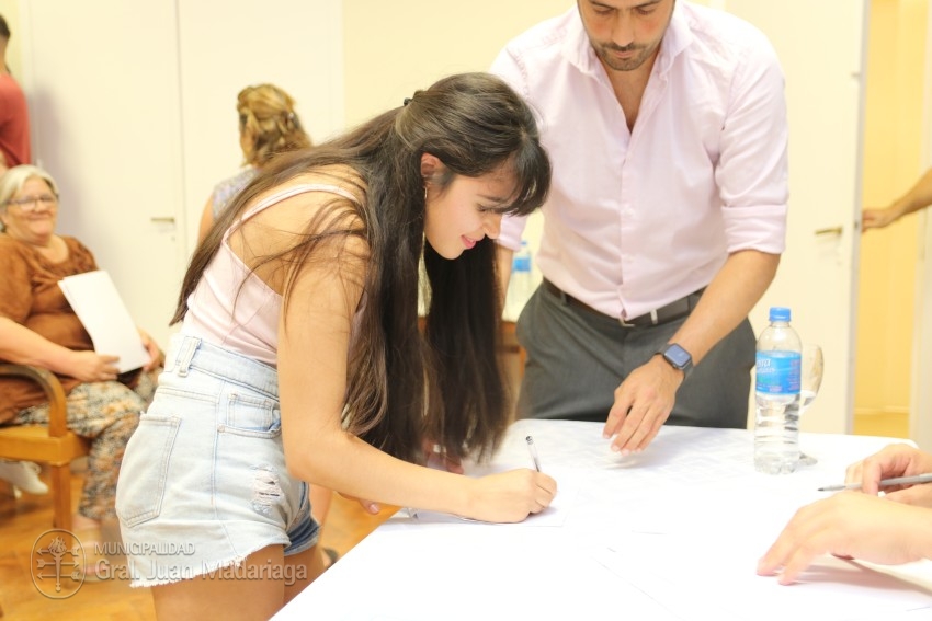 Otras 53 familias firmaron el boleto de compra venta de sus lotes