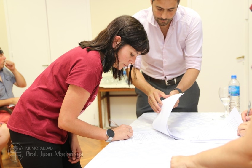 Otras 53 familias firmaron el boleto de compra venta de sus lotes