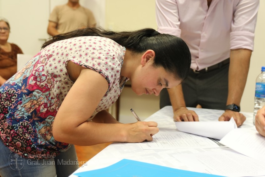 Otras 53 familias firmaron el boleto de compra venta de sus lotes