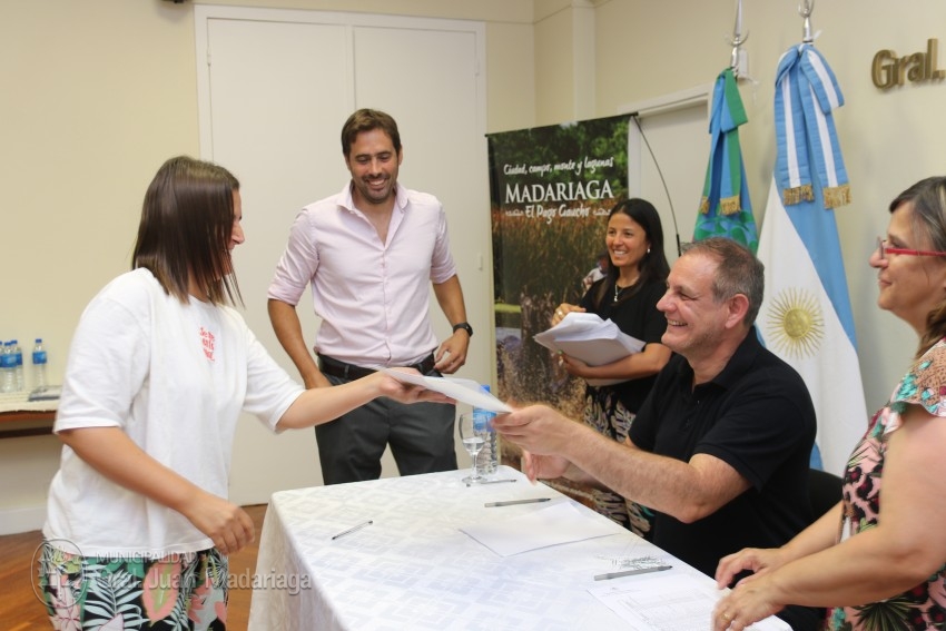 Otras 53 familias firmaron el boleto de compra venta de sus lotes