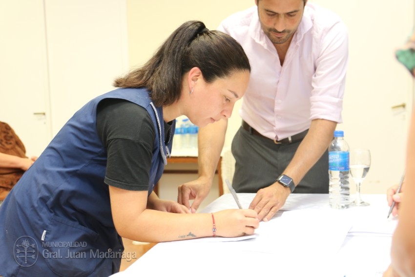 Otras 53 familias firmaron el boleto de compra venta de sus lotes