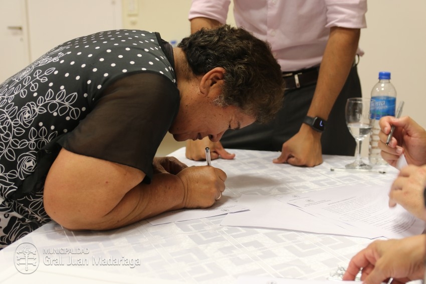 Otras 53 familias firmaron el boleto de compra venta de sus lotes