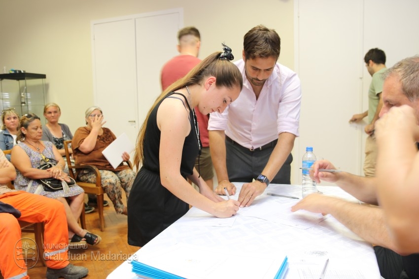 Otras 53 familias firmaron el boleto de compra venta de sus lotes