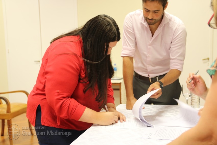 Otras 53 familias firmaron el boleto de compra venta de sus lotes