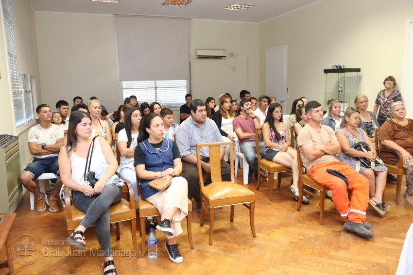 Otras 53 familias firmaron el boleto de compra venta de sus lotes