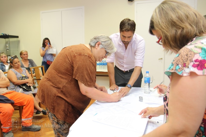 Otras 53 familias firmaron el boleto de compra venta de sus lotes