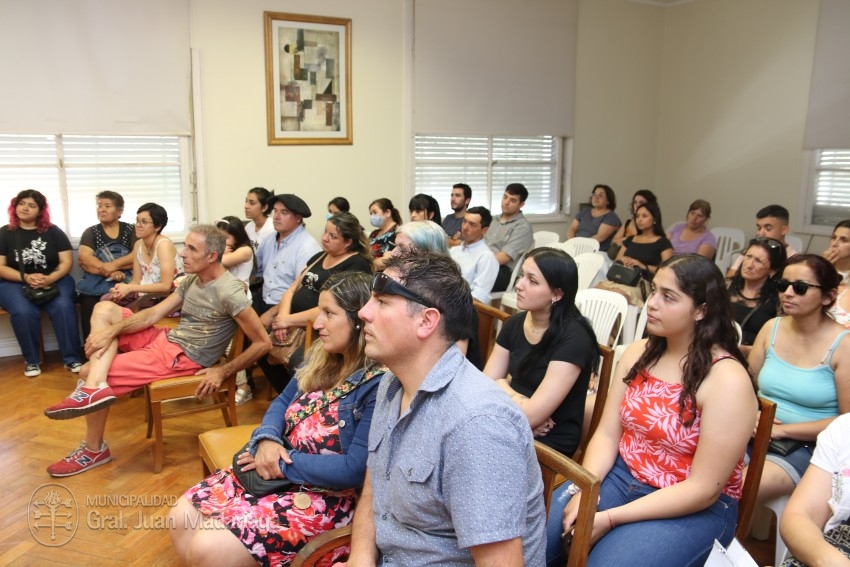 Otras 53 familias firmaron el boleto de compra venta de sus lotes