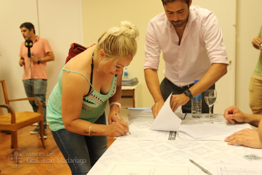 Otras 53 familias firmaron el boleto de compra venta de sus lotes