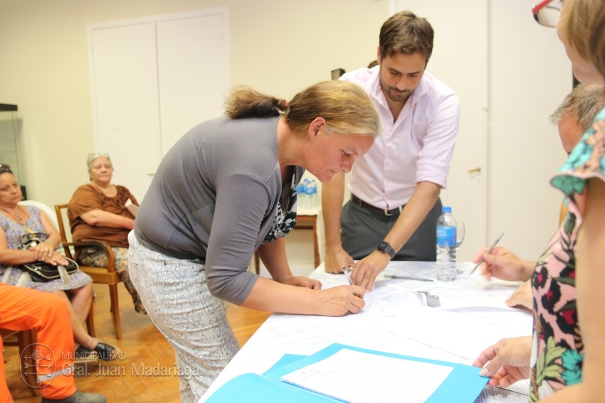 Otras 53 familias firmaron el boleto de compra venta de sus lotes