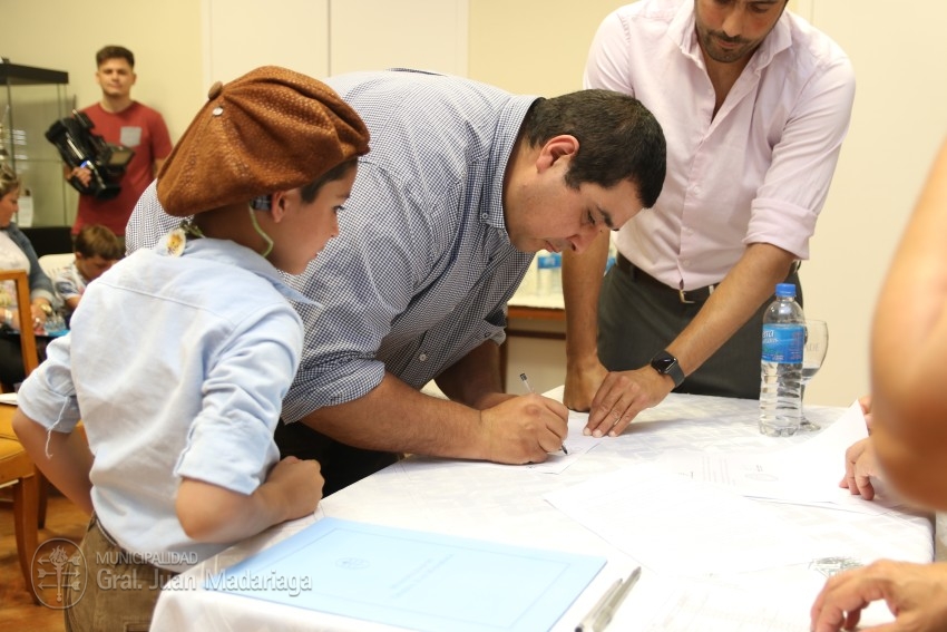 Otras 53 familias firmaron el boleto de compra venta de sus lotes