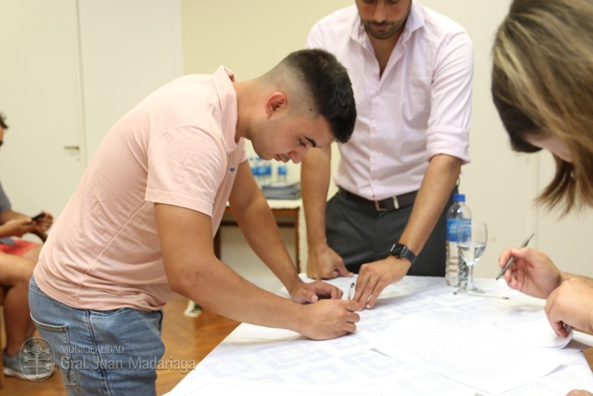 Otras 53 familias firmaron el boleto de compra venta de sus lotes