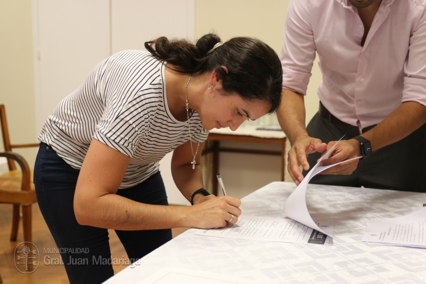 Otras 53 familias firmaron el boleto de compra venta de sus lotes