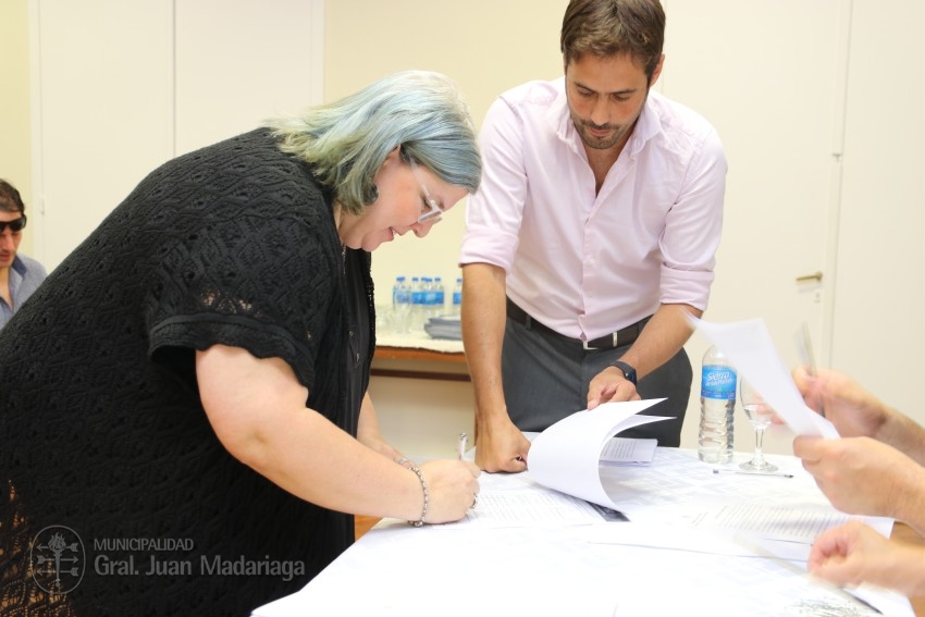 Otras 53 familias firmaron el boleto de compra venta de sus lotes