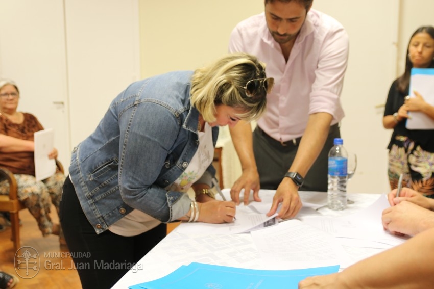 Otras 53 familias firmaron el boleto de compra venta de sus lotes